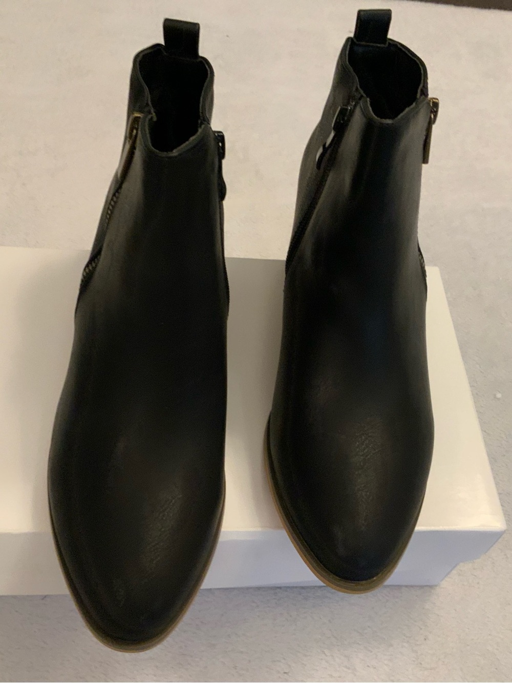 Journee Classic Black Leather Ankle Boots with Side Zipper size 9. SKU 3068